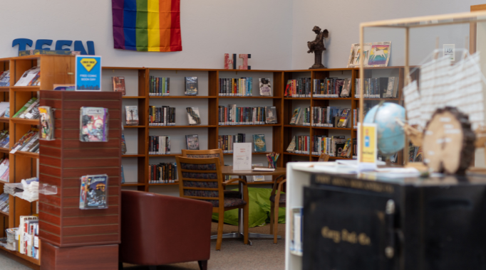 Bookshelves and books with decorations in Teen Area of library.